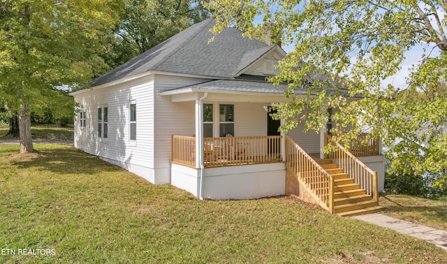 view of front of house with a front lawn