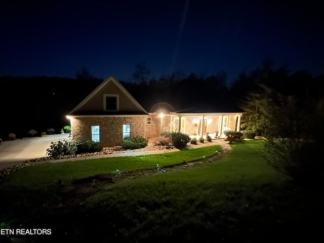 view of front of property featuring a lawn