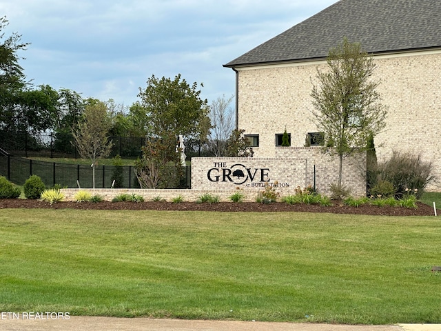 community sign with a lawn