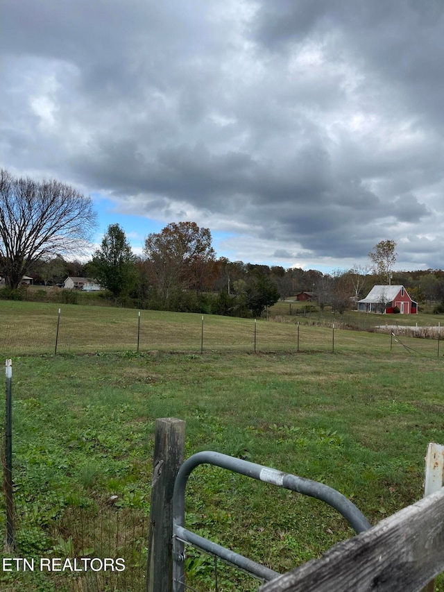 view of yard featuring a rural view