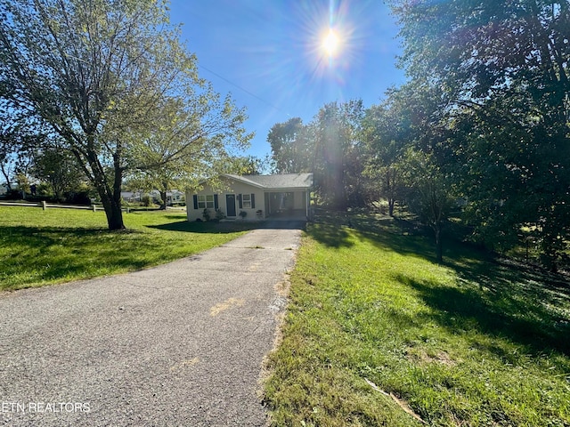 single story home with a front yard