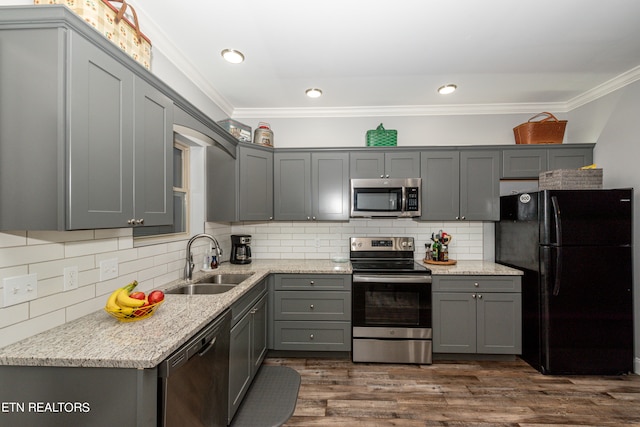 kitchen with sink, decorative backsplash, stainless steel appliances, dark wood-type flooring, and ornamental molding