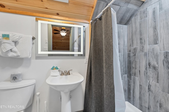 bathroom with a shower with curtain, ceiling fan, toilet, and lofted ceiling