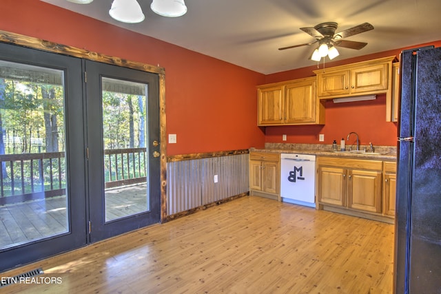 kitchen featuring ceiling fan, black fridge, dishwasher, light hardwood / wood-style floors, and sink