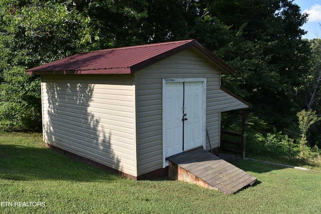 view of outdoor structure with a lawn