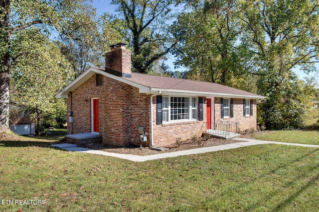 ranch-style home featuring a front lawn