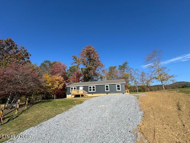 view of front of home featuring a front yard