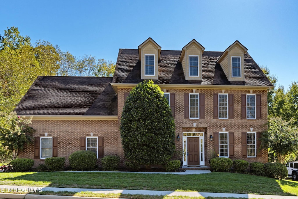 view of front facade featuring a front yard