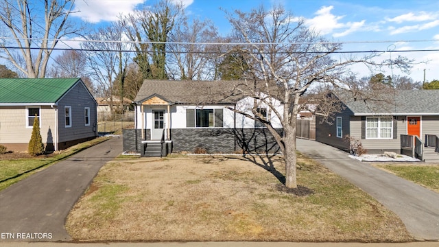 view of front of house featuring a front yard