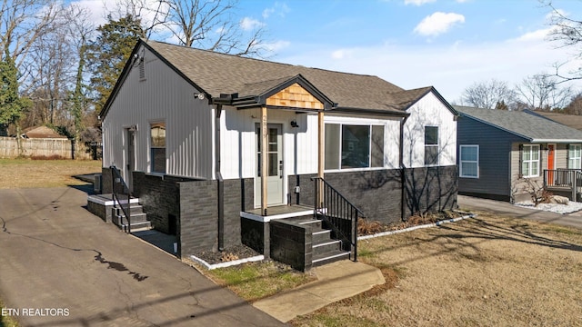 view of front of house featuring a front yard