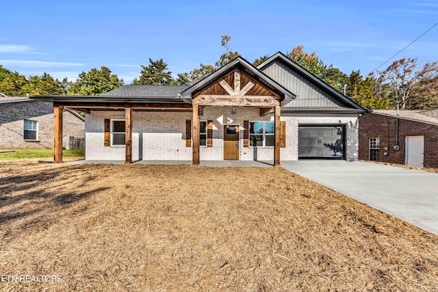 view of front of property featuring a front yard and a garage