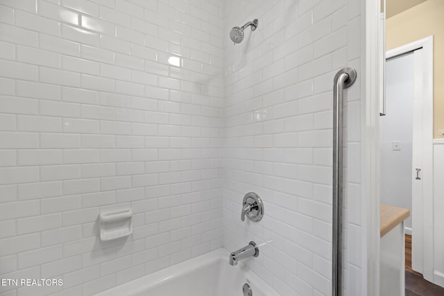 bathroom featuring tiled shower / bath and hardwood / wood-style floors