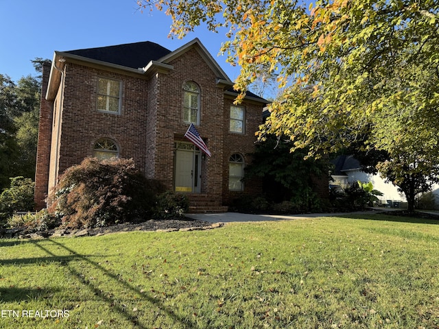 view of front property featuring a front yard