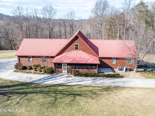 view of front of home with a front lawn