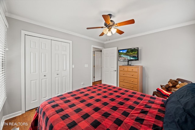 bedroom featuring a closet, ceiling fan, hardwood / wood-style flooring, and ornamental molding