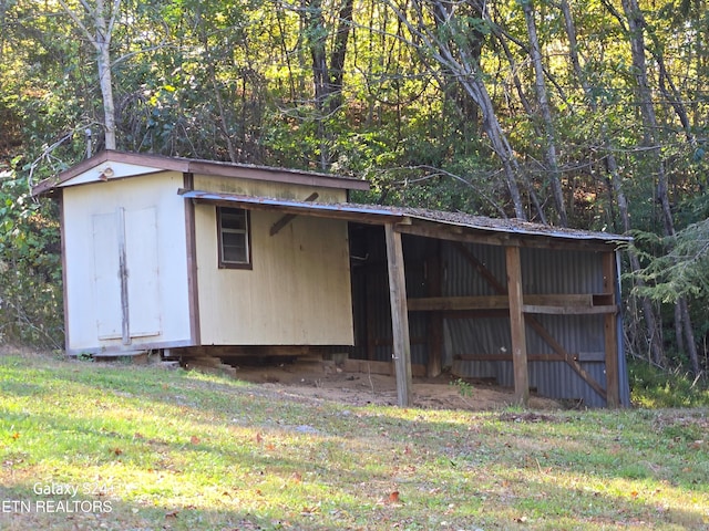 view of outdoor structure featuring a yard