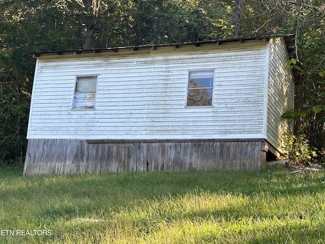 view of side of property featuring a lawn