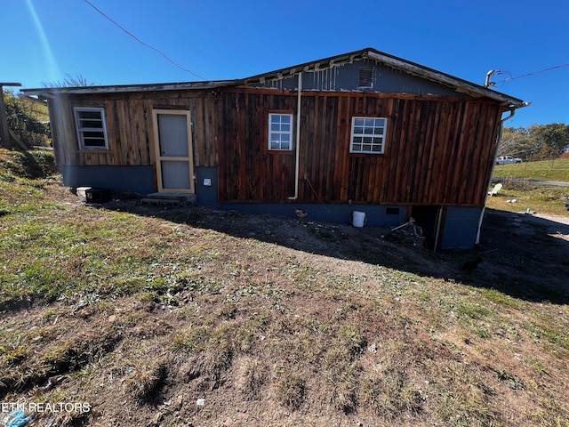 view of side of property featuring a yard