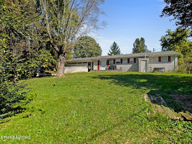 ranch-style house featuring a front yard