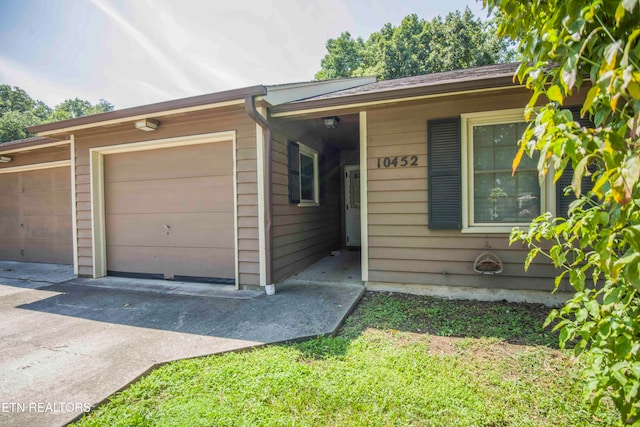 single story home featuring a garage