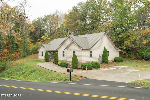 view of front facade featuring a front yard