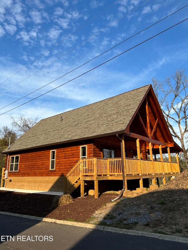 view of front of property featuring a wooden deck