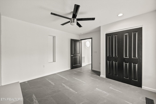 unfurnished bedroom featuring ceiling fan and a closet