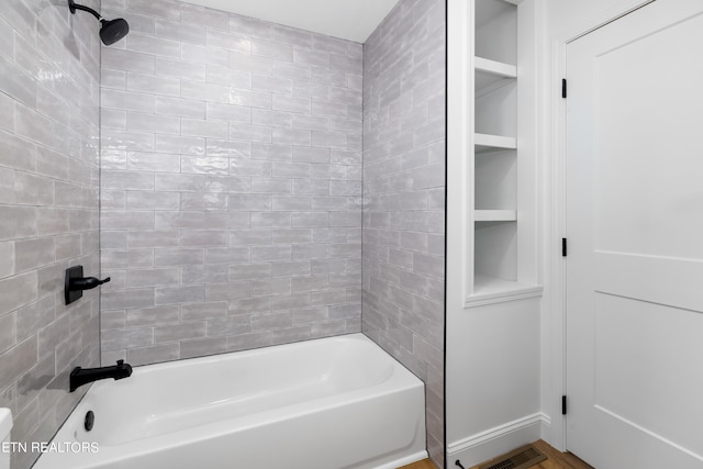 bathroom featuring tiled shower / bath combo