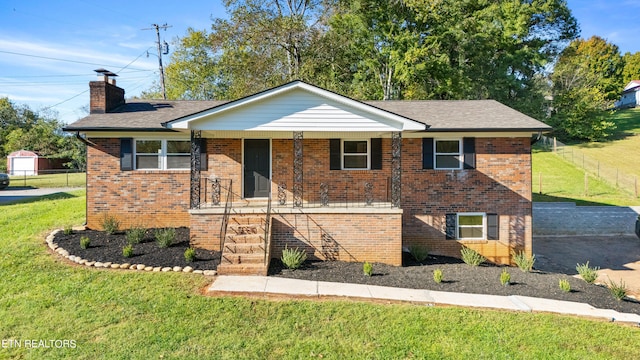 view of front of property featuring a front yard