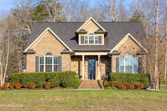 view of front of property featuring a front yard