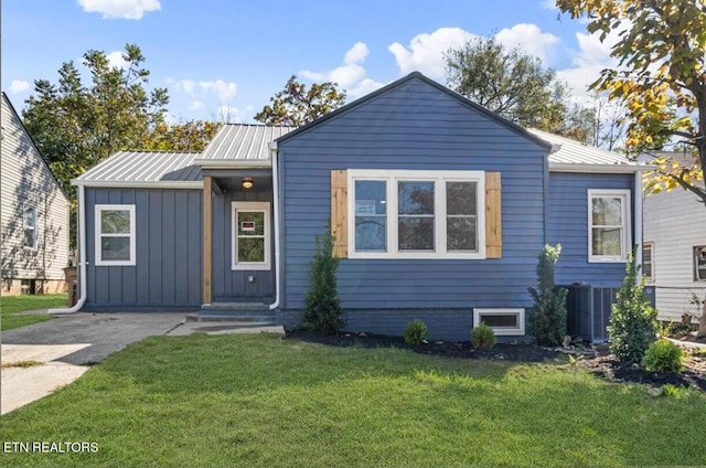 view of front of property featuring a front yard