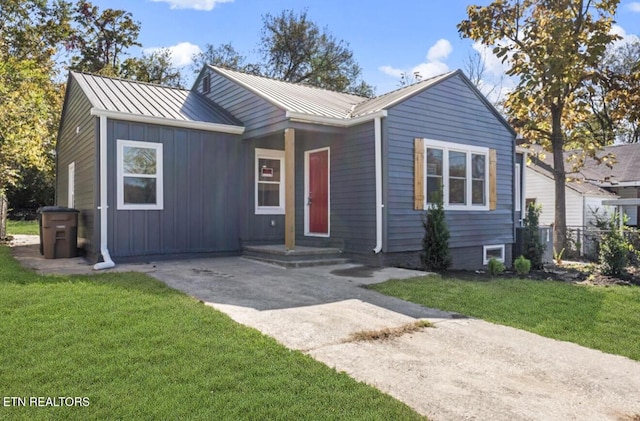 view of front of house with a front yard