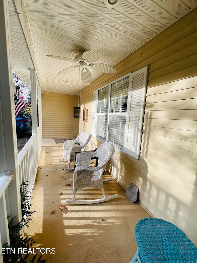 sunroom / solarium featuring ceiling fan