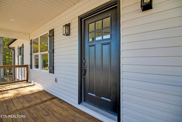 property entrance featuring a porch