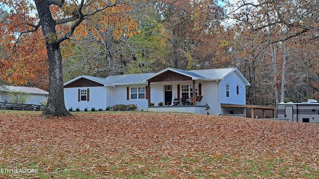 single story home with a porch