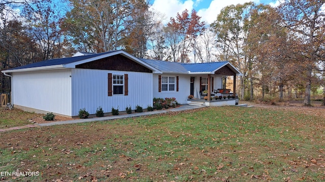 single story home featuring a porch and a front yard