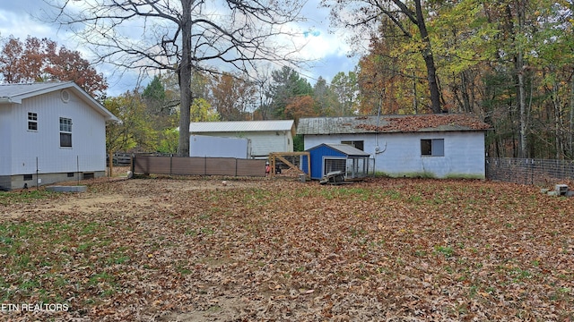 view of yard with an outdoor structure