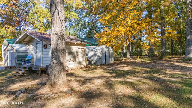 view of yard featuring a storage shed