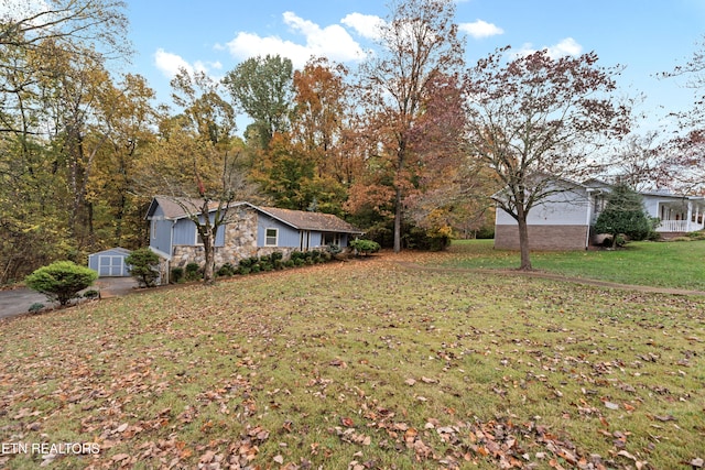 view of yard featuring a shed