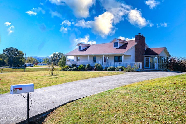 view of front of property featuring a porch and a front lawn