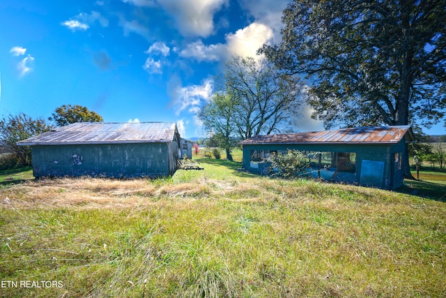 view of yard featuring an outbuilding