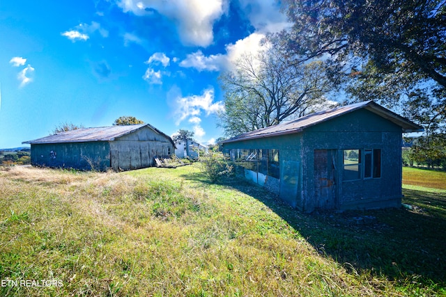 view of yard with an outdoor structure