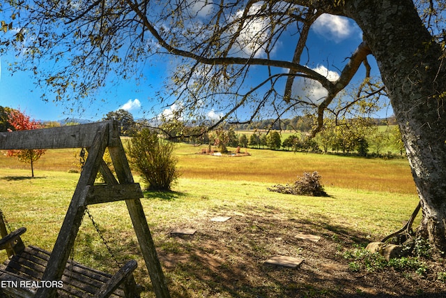 view of yard featuring a rural view