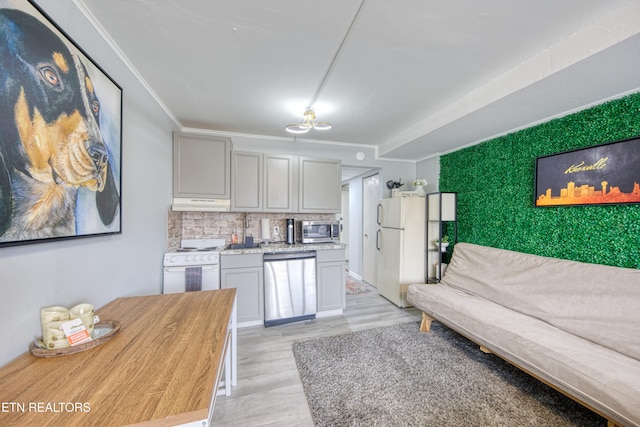 kitchen with tasteful backsplash, stainless steel appliances, gray cabinets, ornamental molding, and light hardwood / wood-style flooring