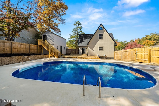 view of swimming pool featuring a patio