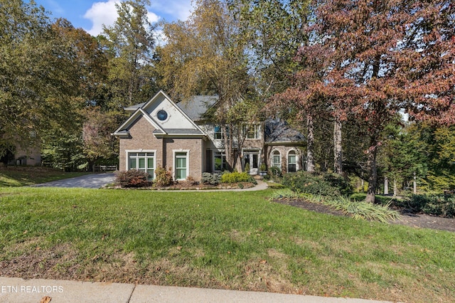 view of front facade featuring a front lawn