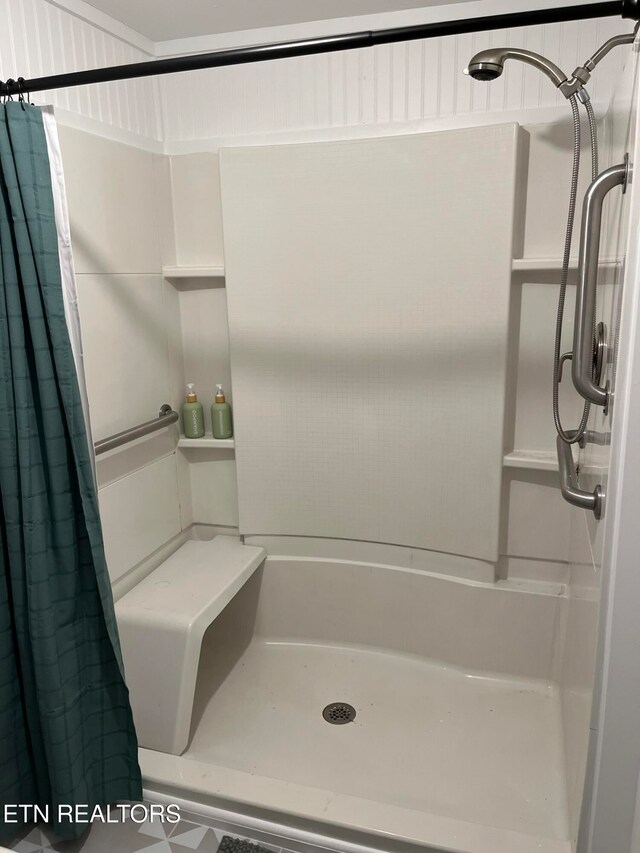 bathroom featuring a shower with shower curtain