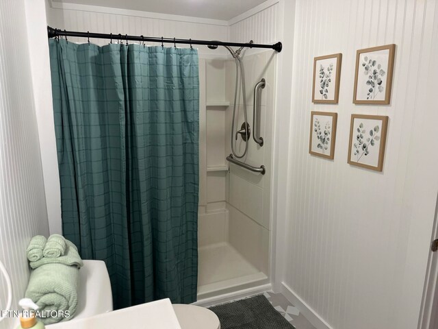 bathroom with toilet and curtained shower