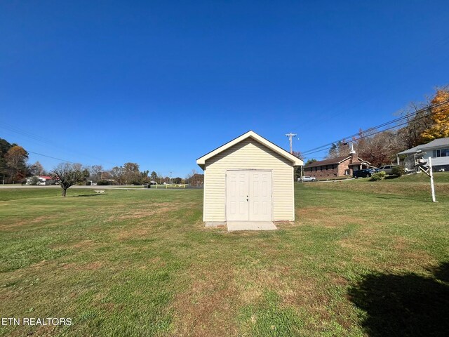 view of yard featuring a shed