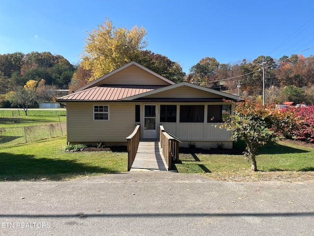 view of front of home featuring a front lawn